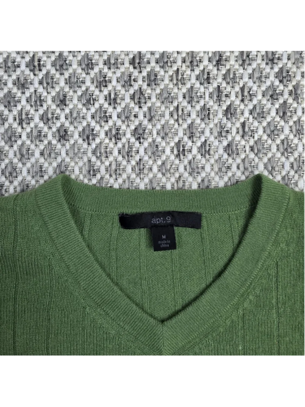 100% Cashmere Sweater Men’s Medium Green Ribbed V Neck Pullover Apt. 9